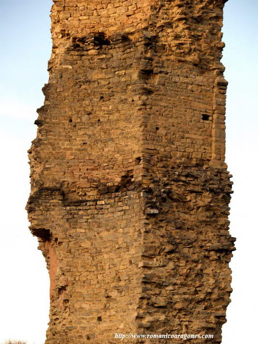 DETALLE DEL REMANENTE DEL CASTILLO CON SUS TRES NIVELES